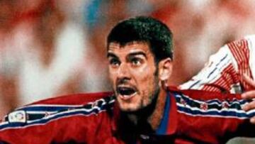 <b>EN ACCIÓN. </b> Guardiola pelea con Simeone durante el famoso Barça-Atlético de Copa que acabó 5-4.