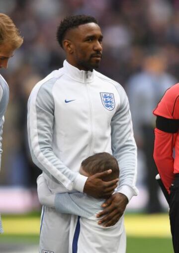 England mascot Bradley Lowery hugs Jermain Defoe.