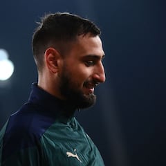 Donnarumma bromea con Reina tras la derrota y la afición estalla