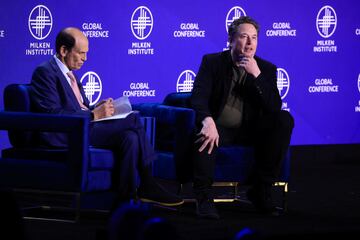 Elon Musk (derecha) durante la Milken Conference 2024 Global Conference Sessions en Beverly Hills, California