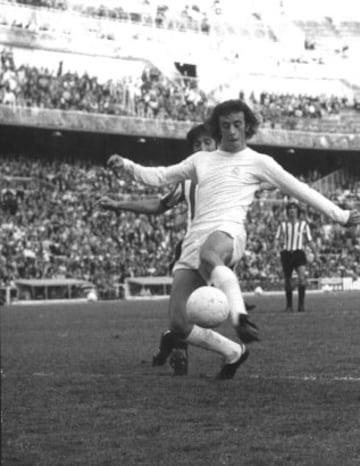 Vicente del Bosque en un partido ante el Atlético de Madrid. 
Jugó en el Plus Ultra (actual Real Madrid Castilla) de 1968-1970. Tras unos años cedido en el Castellón y en el Córdoba volvió a las filas ya del Real Madrid, en donde estuvo de 1973-1984.  