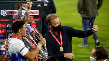 Futbol, Universidad Católica vs Union La Calera.
Trigesima tercera fecha, campeonato nacional 2021.
El jugador de Universidad Catolica Fernando Zampedri celebra el campeonato contra Union La Calera durante el partido de primera division realizado en el Estadio San Carlos de Apoquindo.
Santiago, Chile.
10/02/2021
Jonnathan Oyarzun/Photosport
Football, Universidad Catolica vs Union La Calera.
33th date, 2021 National Championship.
Universidad Catolica's player Fernando Zampedri celebrates the championship against Union La Calera during the first division football match at San Carlos de Apoquindo stadium.
Santiago, Chile.
10/02/2021
Jonnathan Oyarzun/Photosport