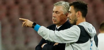 Davide Ancelotti da una instrucción junto a su padre en un partido del Nápoles.