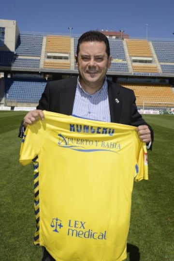 Tomás Roncero posa con la camiseta.