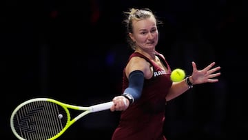 Barbora Krejcikova, en acción contra Jessica Pegula en las WTA Finals.