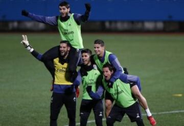 James entrena y comparte al lado de sus compañeros del Real Madrid en Yokohama.