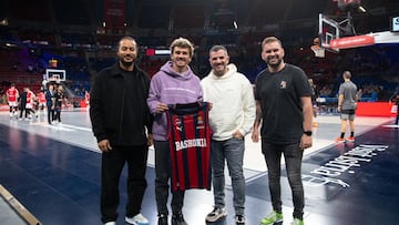 Griezmann celebra el pase a cuartos viendo baloncesto en Vitoria 