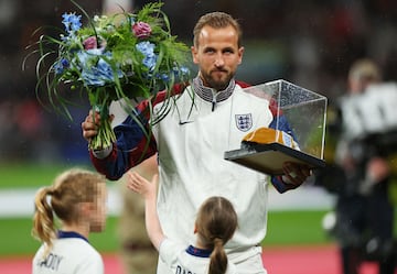 Harry Kane posa con la gorra dorada para conmemorar sus 100 partidos con la selección inglesa.