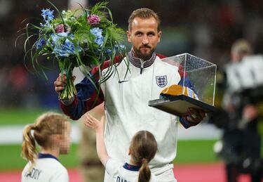 Harry Kane posa con la gorra dorada para conmemorar sus 100 partidos con la selección inglesa.