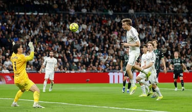 3-0. Magnífico centro de Daniel Yáñez al corazón del área y Dean Huijsen desmarcado, concecta un cabezazo para superar a Matías Dituro.