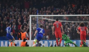 2-1. Eden Hazard marcoó el segundo tanto desde el punto de penalti.