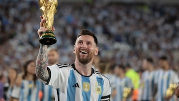 AMDEP144. BUENOS AIRES (ARGENTINA), 23/03/2023.- Lionel Messi de Argentina camina con el trofeo de la Copa Mundo en un homenaje hoy, al final de un partido amistoso entre las selecciones de Argentina y Panamá en el estadio Monumental en Buenos Aires (Argentina). EFE/ Juan Ignacio Roncoroni
