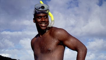 1993: Shaquille O&#039;Neal of the Orlando Magic takes a swim during the 1993 Big Mans Camp.
 NOTE TO USER: User expressly acknowledges  and agrees that, by downloading and or using this  photograph, User is consenting to the terms and conditions of the Getty Images License Agreement.  (Photo by Andrew D. Bernstein/ NBAE/ Getty Images) BIOGRAFIA