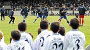El Deportivo se ejercitó ayer en Abegondo ante la atenta mirada de miles de aficionados, la mayor parte niños futbolistas.