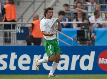 Después de su participación en el Mundial de Alemania 2006, el “Kikín” firmó con el Benfica donde solamente estuvo una temporada. En su paso por Europa, el exjugador de Pumas solamente anotó un gol en 12 duelos disputados con la camiseta de las Águilas.
