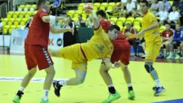 El pivote español supera a la defensa rusa.