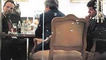 <b>LA NEGOCIACIÓN. </b>Carmona (de frente), Cerezo (de espaldas) y Gil Marín (a la derecha). Camba (a la izquierda) es tapado por las cortinas.