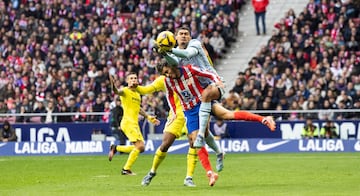 El portero brasile?o del Villarreal coch fuertemente con el delantero argentino del Atltico de Madrid en el minuto 31 de la primera mitad del encuentro. Los jugadores del conjunto colchonero protestaron airadamente pero el colegiado del encuentro, 
Snchez Martnez, interpret que el portero lleg antes al baln.