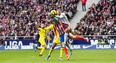 El portero brasileño del Villarreal cochó fuertemente con el delantero argentino del Atlético de Madrid en el minuto 31 de la primera mitad del encuentro. Los jugadores del conjunto colchonero protestaron airadamente pero el colegiado del encuentro, 
Sánchez Martínez, interpretó que el portero llegó antes al balón.