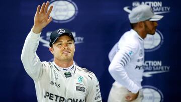 Rosberg saluda tras lograr la pole en Singapur.