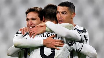 TURIN, ITALY - DECEMBER 02: Alvaro Morata of Juventus(C) celebrates after scoring their sides third goal with Federico Chiesa of Juventus(L) and Cristiano Ronaldo of Juventus(R) during the UEFA Champions League Group G stage match between Juventus and Dyn
