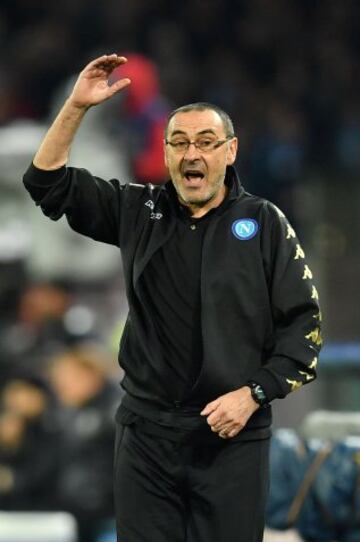 Sarri issues instructions to his Napoli team.