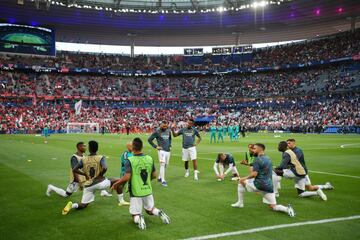 El Real Madrid volvió a salir a calentar ante el retraso del inicio del partido. 