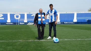 Félix Gónzalez (izquierda), sobre el césped de Butarque.