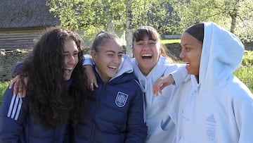 Celia Segura, Ainhoa Alguacil, Cris Librán y Vicky López, durante la concentración de la Selección española Sub-17 en la Eurocopa femenina de Estonia de 2023.