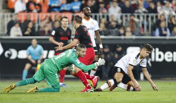 0-1. Jaume Doemench y Gabriel Paulista gras el primer gol de Marcos Llorente.