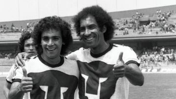 Photo of Hugo Sanchez and Evanivaldo Castro -Cabinho) of the Pumas UNAM Team, (Club Universidad) April 10, 1978.
<br><br>
Foto de Hugo Sanchez y Evanivaldo Castro -Cabinho) del Equipo Pumas UNAM, (Club Universidad) 2l 10 de Abril de 1978.