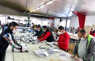 Un mensaje de Omar Tayara, triatleta y propietario de Taymory, marca textil de referencia en el triatl¨®n, puso en marcha una ola de solidaridad. ¡°Siempre estoy de viaje y, de repente, dos semanas en casa por esta situaci¨®n, me hizo pensar en c¨®mo ayudar¡±, cuenta. Su mensaje preguntando por tejido sanitario moviliz¨® a varias empresas del sector y ha acabado produciendo miles de mascarillas, batas y hasta colchones para los hospitales de campa?a. Una maquinaria para la que se est¨¢n recaudando fondos, y en la que todo el mundo quiere aportar. Hasta convictos voluntarios que confeccionan en sus centros penitenciarios. Seur colabora en el transporte y la Guardia Civil, en que llegue a los centros que lo necesitan.