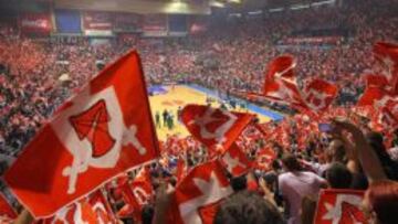 ALTO RIESGO. El ambiente del Pionir de Belgrado es tremendo en los partidos del Estrella Roja. El club ha pedido a los aficionados que respeten al rival y no arrojen objetos.