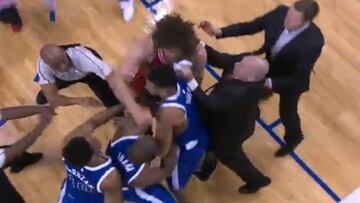 Captura de pantalla de la pelea a pu&ntilde;etazos entre Robin Lopez y Serge Ibaka.