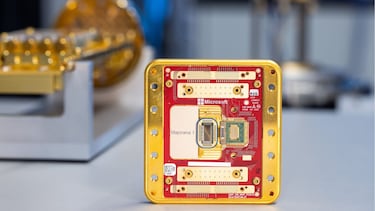 El dispositivo que cabe en la palma de la mano puede resolver un problema que ningún ordenador puede: así es el chip de computación cuántica