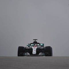Hamilton empieza mandando; Sainz, el mejor de la 'F1b'