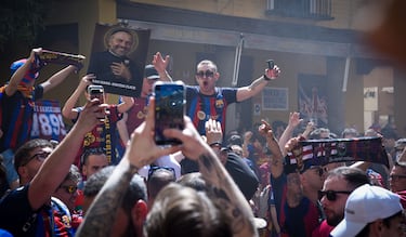 Aficionados del Barcelona y del Real Madrid disfrutan por las calles de Sevilla de las horas previas a la final de Copa. 
