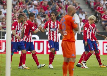 Celebración del conjunto rojiblanco en el gol de Torres.