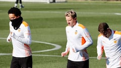 H&eacute;lder Costa, Daniel Wass y Manu Vallejo, en un entrenamiento en Paterna. 