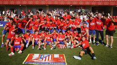 Los jugadores del cadete B del Atlético celebran el título de Liga.
