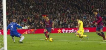Barcelona-Villarreal. 2-1. Alexis da el pase Neymar para que anote el segundo tanto.