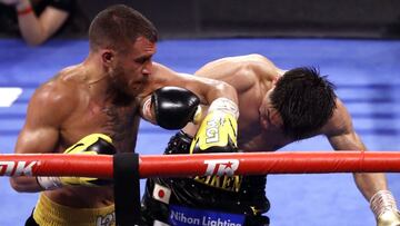 Vasyl Lomachenko golpea a Masayoshi Nakatani durante su combate.