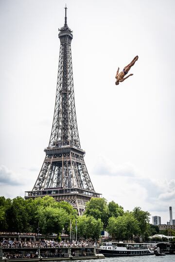 París acogió por segunda vez la segunda parada de las Series Mundiales de Red Bull Cliff Diving. Los espectadores tuvieron una vista alucinante de los participantes frente al monumento más famoso de Francia, la Torre Eiffel, compitiendo desde la plataforma de salto montada sobre el Sena.