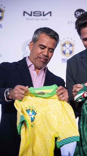 Former Brazilian football player Edmilson (R) and former Mexican football player Pavel Pardo (L) swap shirts and pose during a press conference ahead of the Mexico Leyendas and Brazil Lendas exhibition match in Mexico City on February 4, 2026. (Photo by Carl de Souza / AFP)