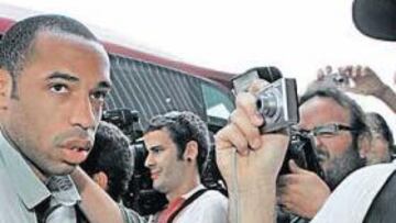 <b>VIGILADO. </b>Thierry Henry, rodeado de hinchas durante un viaje con el Barcelona.