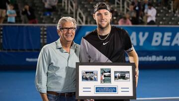 Jack Sock posa con el premio de &quot;King of Delray Beach&quot; tras ganar su partido ante John-Patrick Smith en el torneo de Delray Beach.