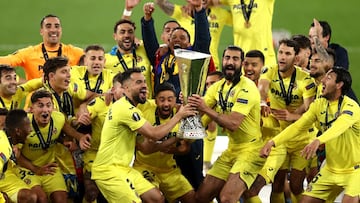 Carlos Bacca, campe&oacute;n de Europa League con Villarreal.