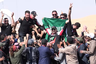 Al Rajhi entra en el selecto grupo de ganadores del Dakar que en la última década solo escribió los nombres de Sainz, Al Attiyah y Peterhansel.
