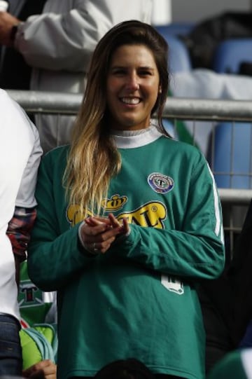 Futbol, Temuco v Copiapo.
Campeonato Loto 2015 - 2016 primera B.
Hinchas de Temuco alientan a sus jugadores durante el partido contra Copiapo por primera B en el estadio Bicentenario Germán Becker.
Temuco, Chile.
16/04/2016
Ramon Monroy/Photosport*******

Football, Temuco v Copiapo.
Loto Championship 2015 - 2016 first B.
Temuco's fans cheer during Copa Loto Championship first B football match against Copiapo at  Bicentenario Germán Becker stadium in Temuco, Chile.
16/04/2016
Ramon Monroy/Photosport