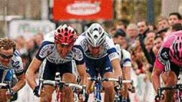 <b>REBELLIN AL SPRINT.</B> Rebellin (segundo por la izquierda) rebasó a Vinokourov (derecha) en la llegada.